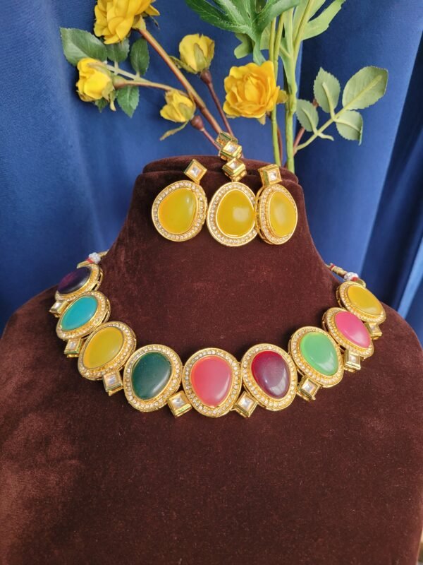 Multi Stone Choker Set With Mangtika