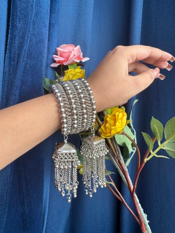 Oxidised Swirl Kada With Latkan